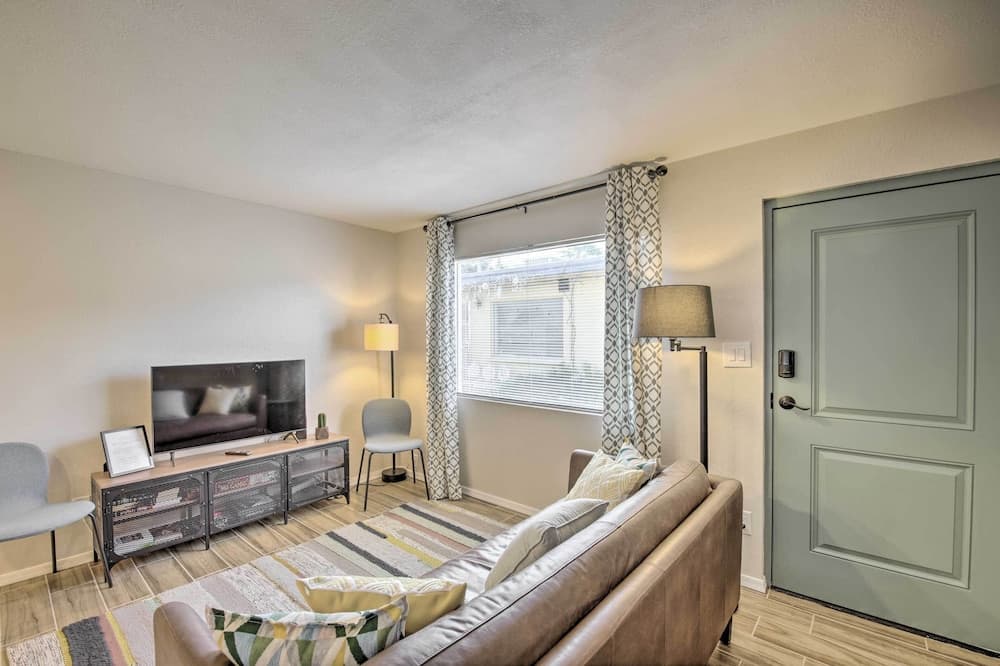 Walk to Old Town Scottsdale: Apartment w/ Patio!