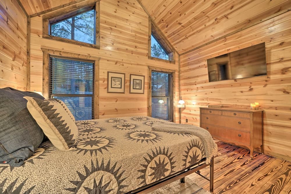 Broken Bow Cabin: Deck w/ Hot Tub & Pool Table!