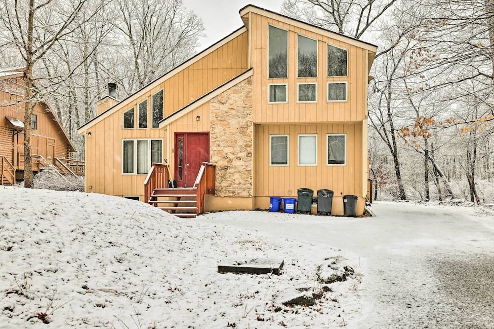 Hot Tub + Deck: Pet-friendly Poconos Getaway!