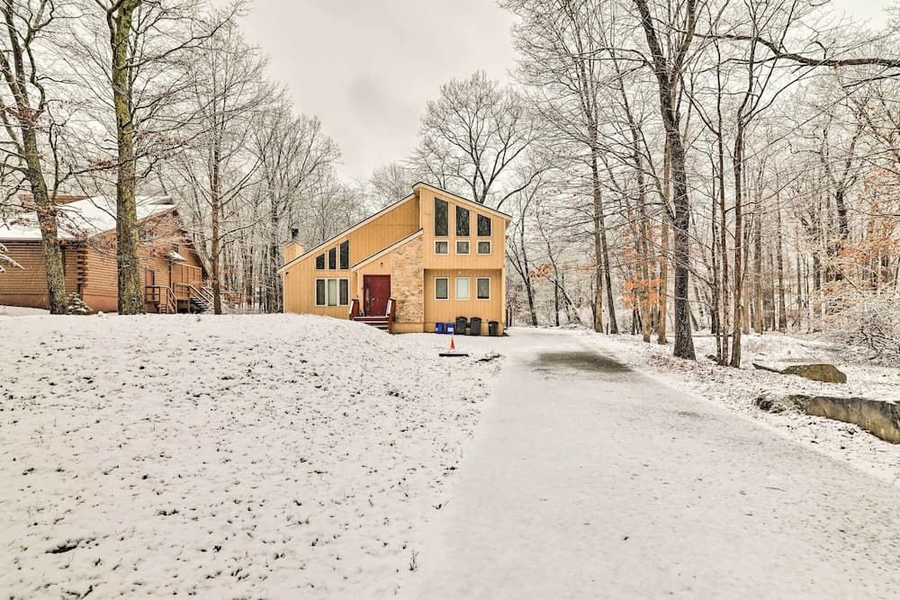Hot Tub + Deck: Pet-friendly Poconos Getaway!