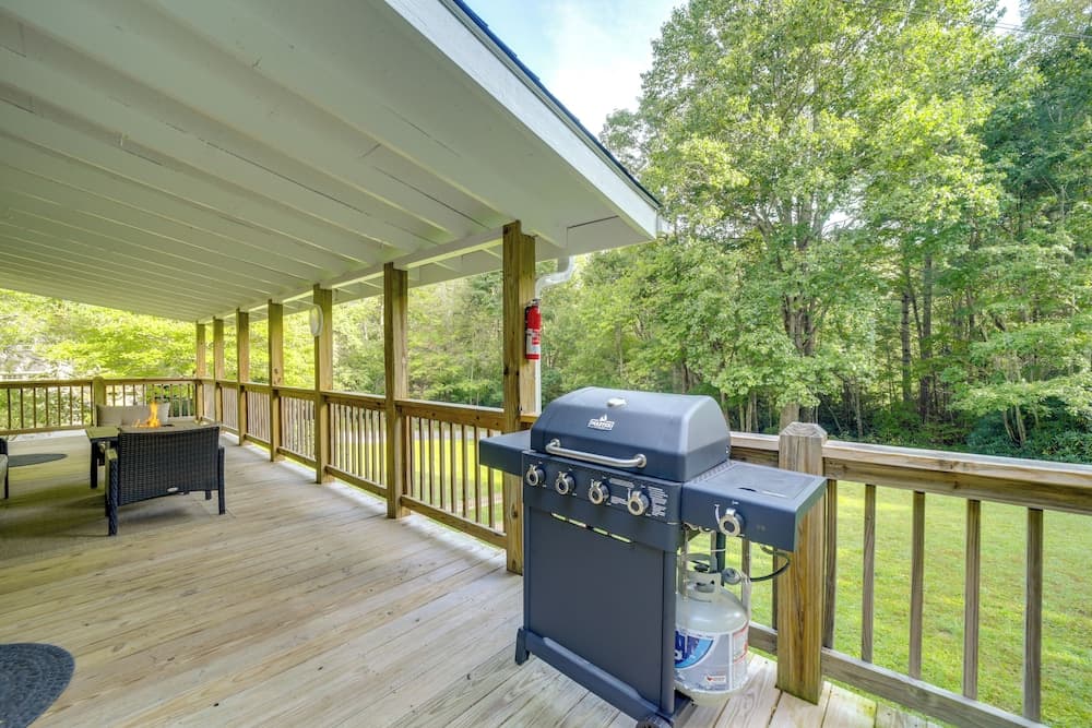 Fun Pet-friendly Highlands Retreat w/ Fenced Yard!