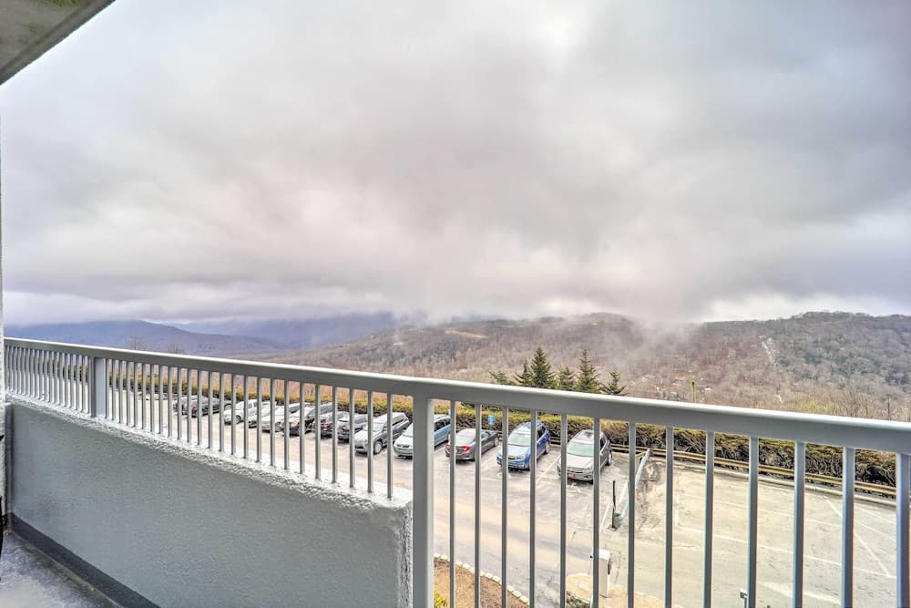 3 Mi to Skiing: Mtn-view Condo in Sugar Top Resort