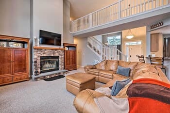 Spacious Home on Golf Course w/ Lake & Pool Access