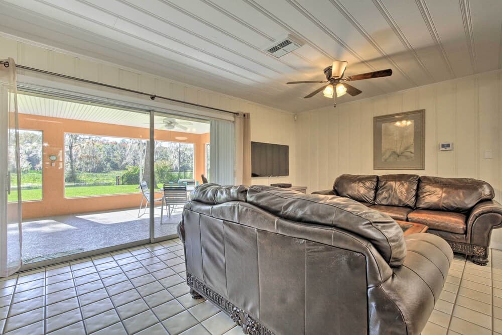 Rainbow River Oasis w/ Kayaks + Furnished Sunroom!