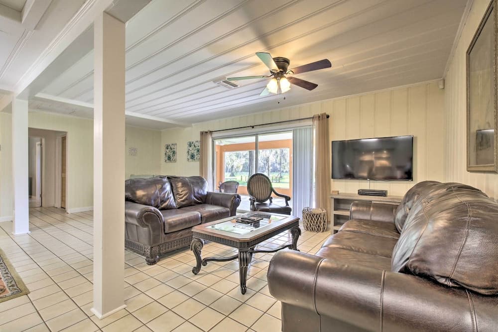 Rainbow River Oasis w/ Kayaks + Furnished Sunroom!