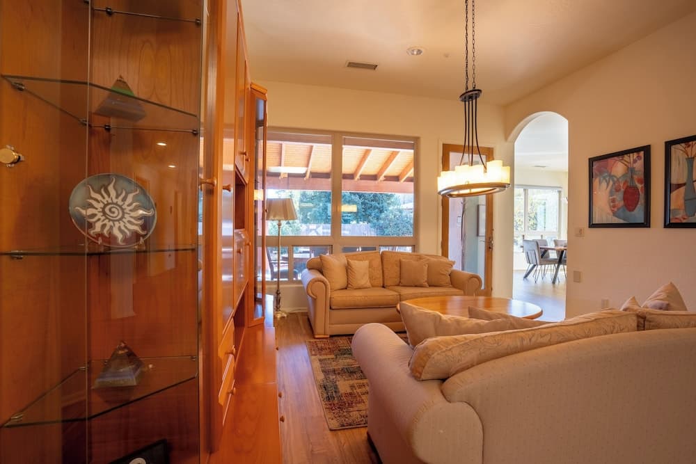 Hot Tub & Mtn Views: Expansive Sedona Retreat