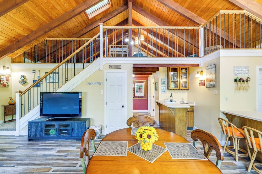 Groveland Home - Walk to Pine Mountain Lake!