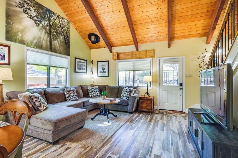 Groveland Home - Walk to Pine Mountain Lake!