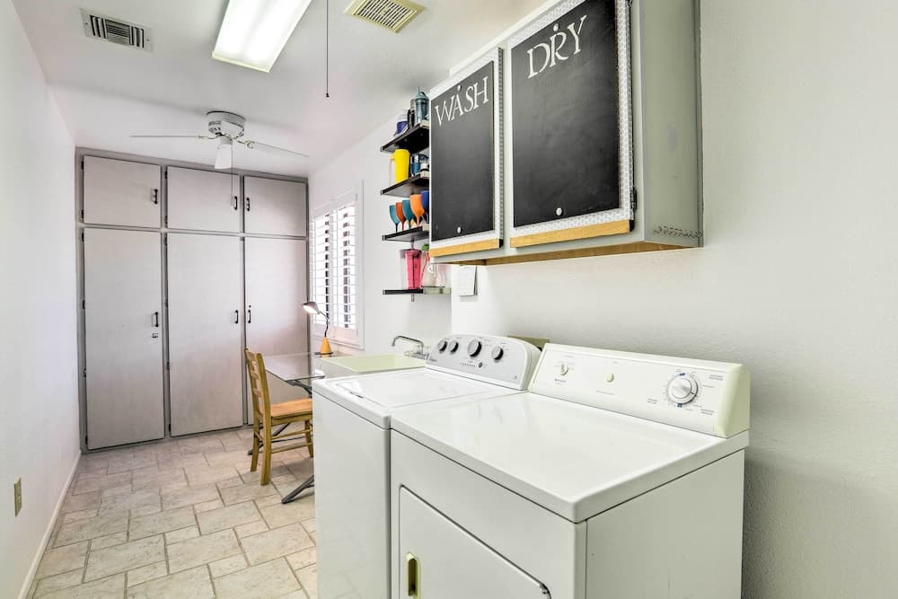 < 1 Mi to Golf: Home w/ Screened Porch in Sun City