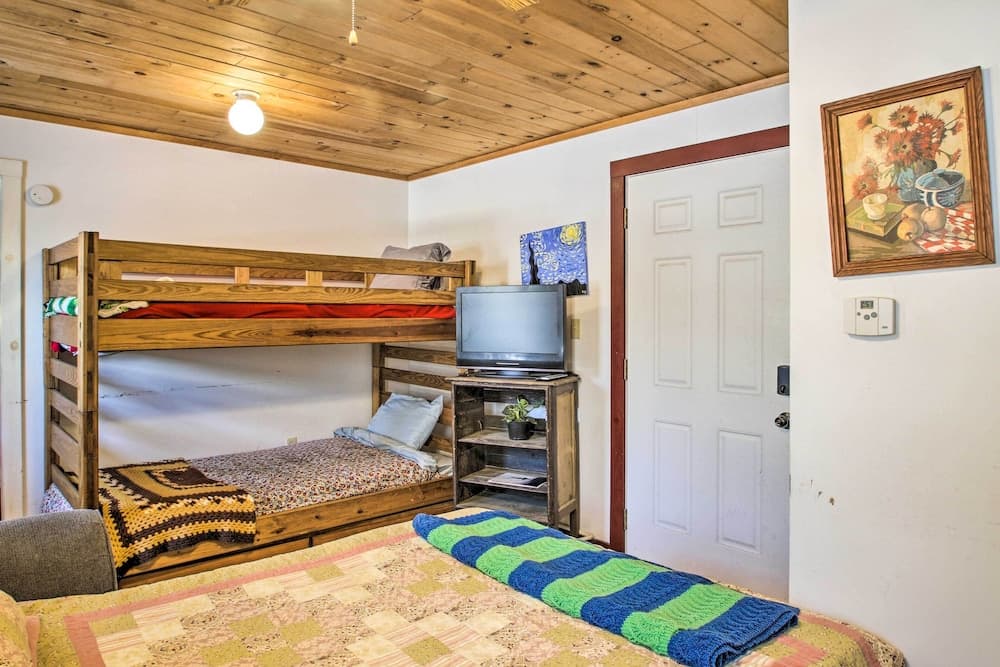 Quaint & Cozy Apartment 12 Mi to Ski Slopes