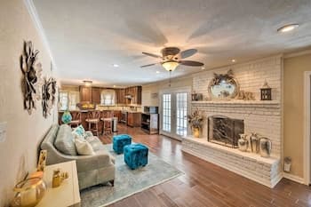 Pet-friendly Home ~ 6 Mi to Downtown Fort Worth!