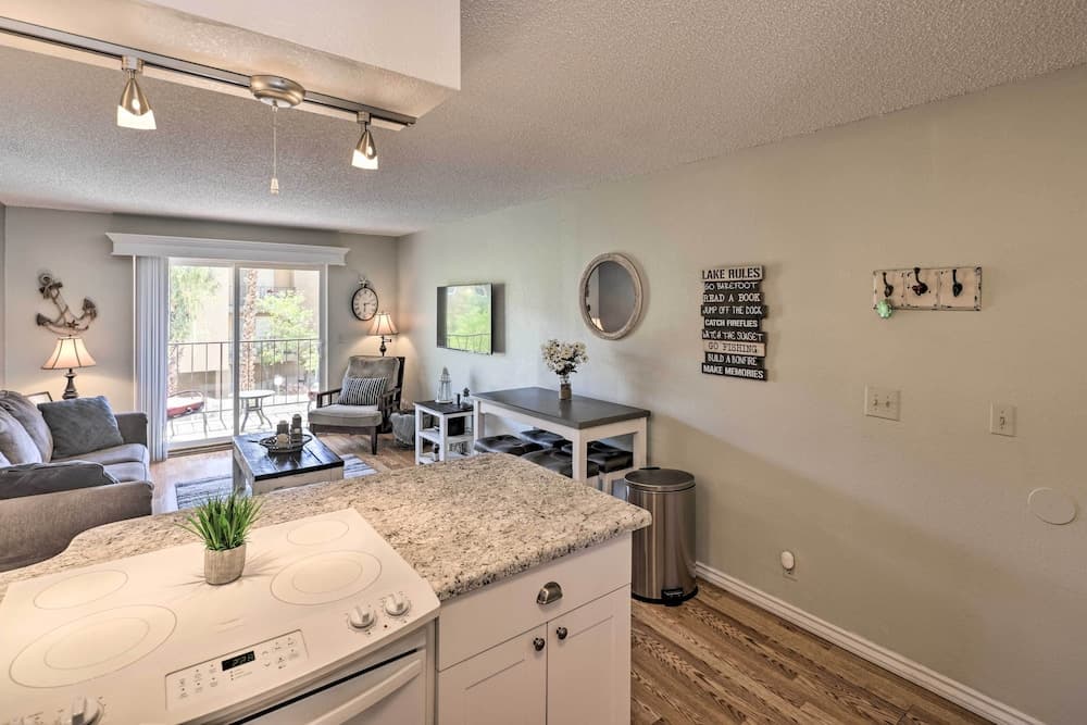 Walk to Lake, Dining & Shops: Lake Havasu Condo