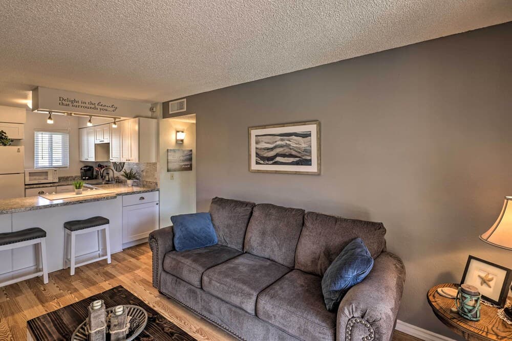 Walk to Lake, Dining & Shops: Lake Havasu Condo