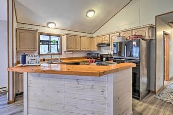 Lake Ariel Hideaway w/ Deck, Yard & 2 Fire Pits!