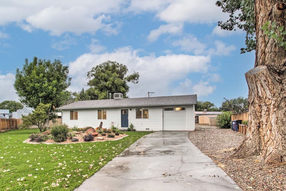 1 Mi to Winery: Clifton Escape w/ Grill & Yard!