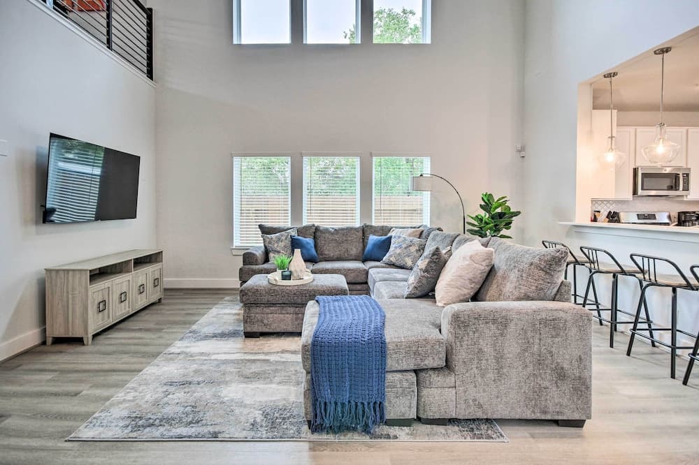 Chic Houston Home w/ Game Room ~ 8 Mi to Dtwn