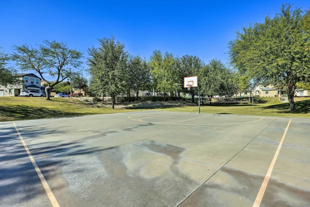 Bright Goodyear Home: Community Pool, Hot Tub