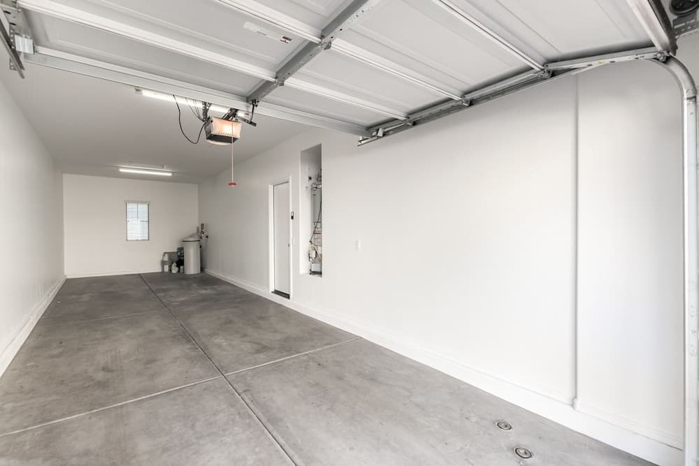 Bright Goodyear Home: Community Pool, Hot Tub