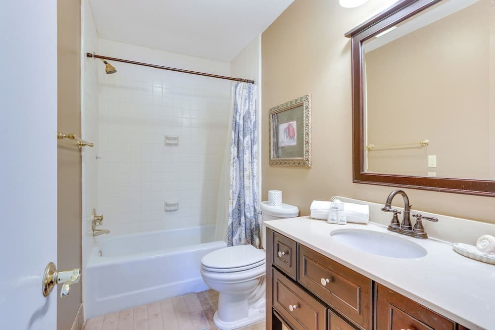 Golf Course Views & Beach Access: Shipyard Villa