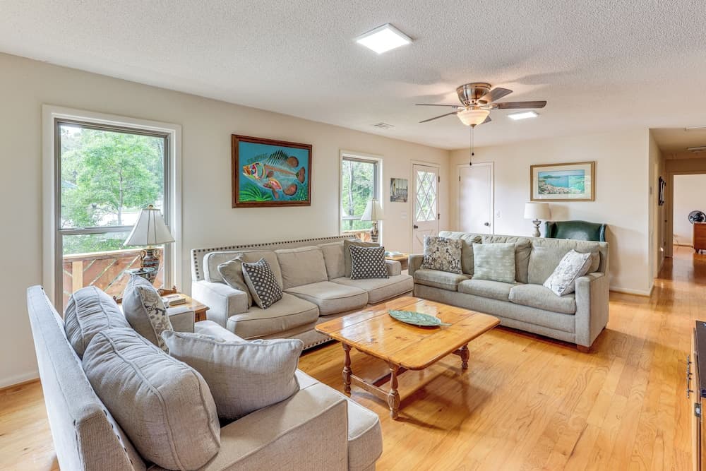 Pet-friendly Cabin w/ Dock on Lake Martin!