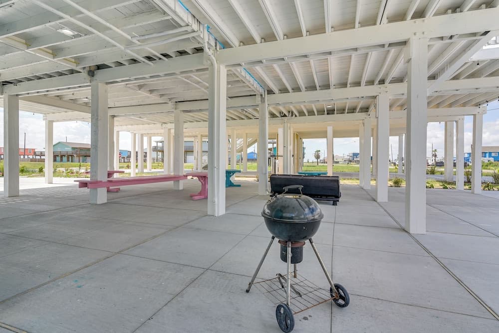 Walk to Shore: Freeport Beach House w/ Grill!