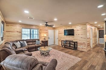 Greers Ferry Home on 40 Acres < 3 Mi to Lake!