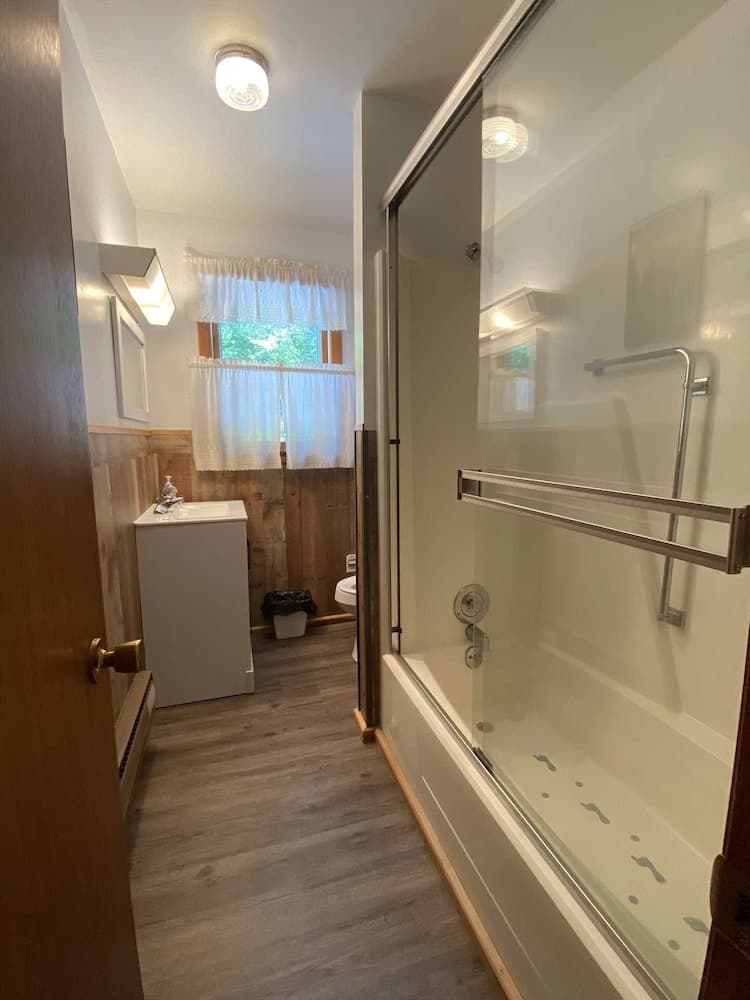 Deep Creek Overlook 3 Bedroom Cabin by Redawning