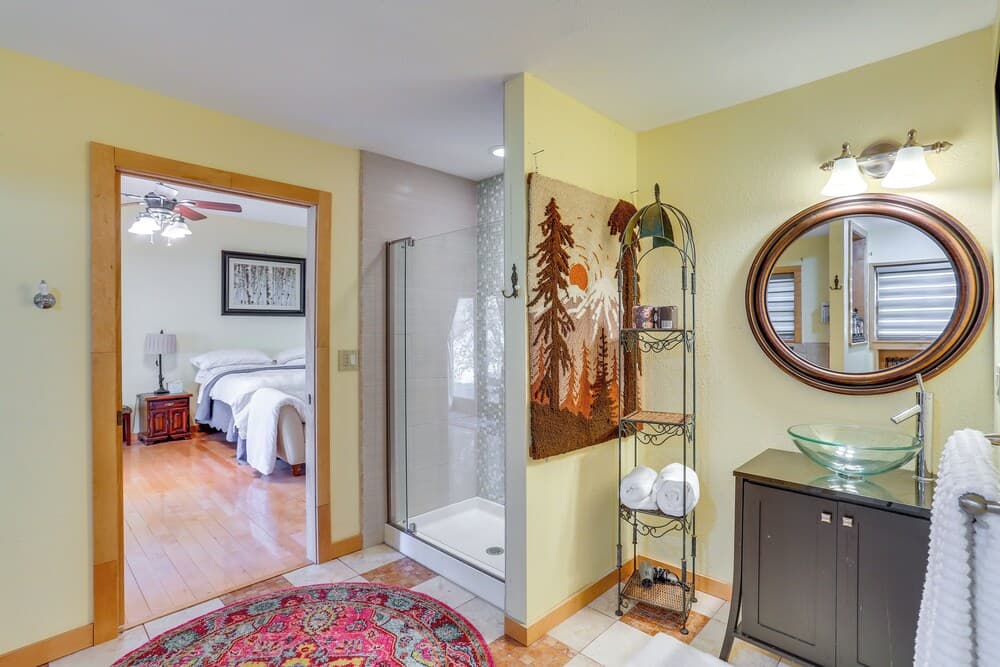 Deck, Grill & River Access: California Escape!