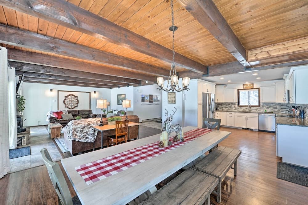 Elevated Alpine Escape: Mtn Views + Game Room!