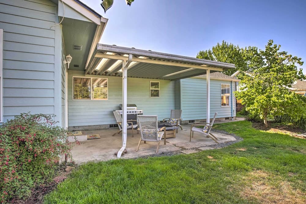 Charming Eugene Home w/ Fire Pit: 8 Mi to UO!
