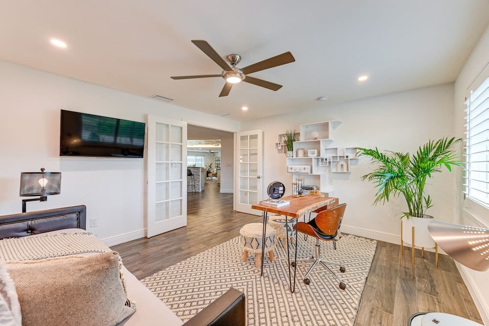 Upscale Naples Outdoor Getaway ~ 4 Miles to Beach