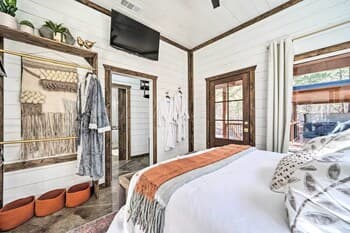 Hearth & Sky Lodge: Modern Cabin + Fire Pit