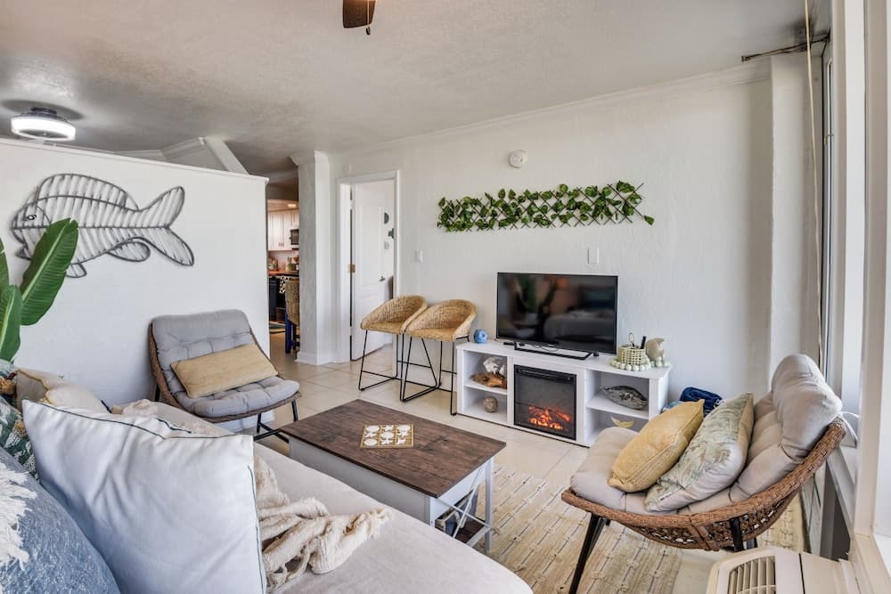 Walk to Shore! Top-floor Daytona Beach Condo