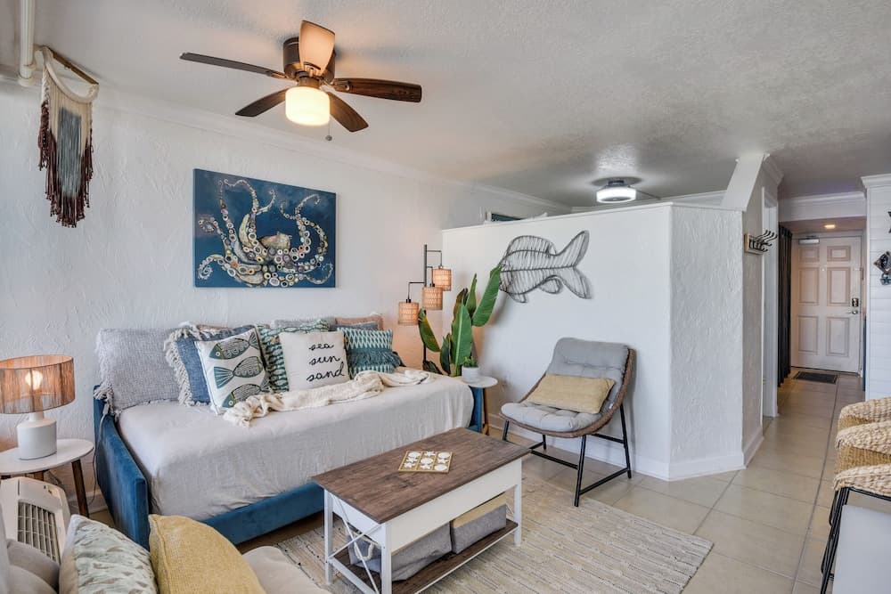 Walk to Shore! Top-floor Daytona Beach Condo