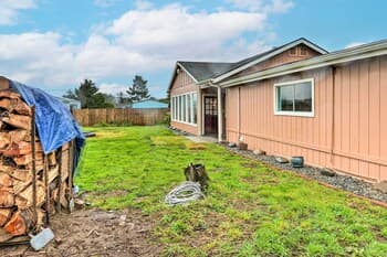 Horse and Dog-friendly Home Near Redwoods!
