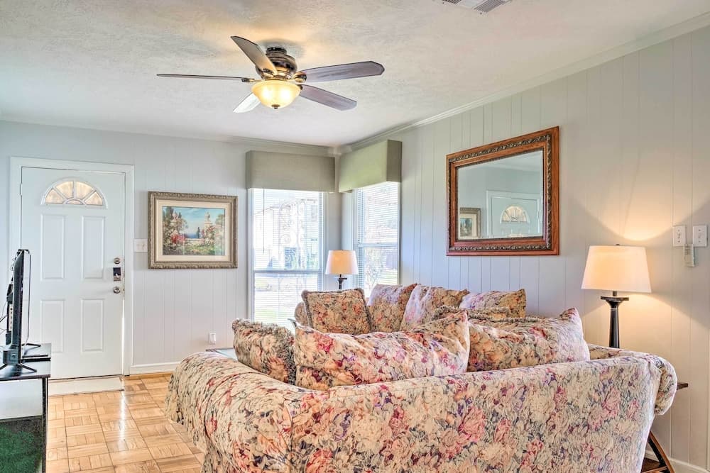 Pet-friendly Home w/ Patio - 3 Mi to Houston Zoo!