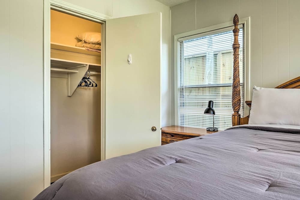 Pet-friendly Home w/ Patio - 3 Mi to Houston Zoo!