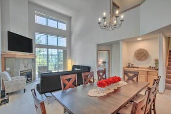 Bright Klamath Falls Townhome w/ Resort Perks