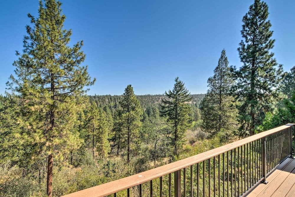 Bright Klamath Falls Townhome w/ Resort Perks