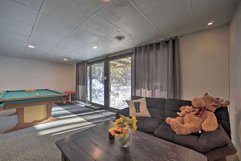 Cozy A-frame Cabin w/ Pool Table: 8 Mi to Mt Snow!