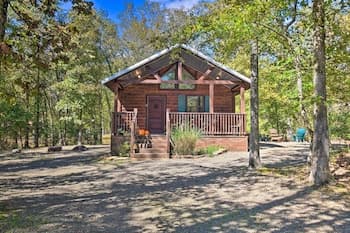 Broken Bow Hideaway w/ Hot Tub & Fire Pit!
