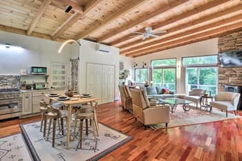 Burnsville Riverfront Retreat: Hike On-site!