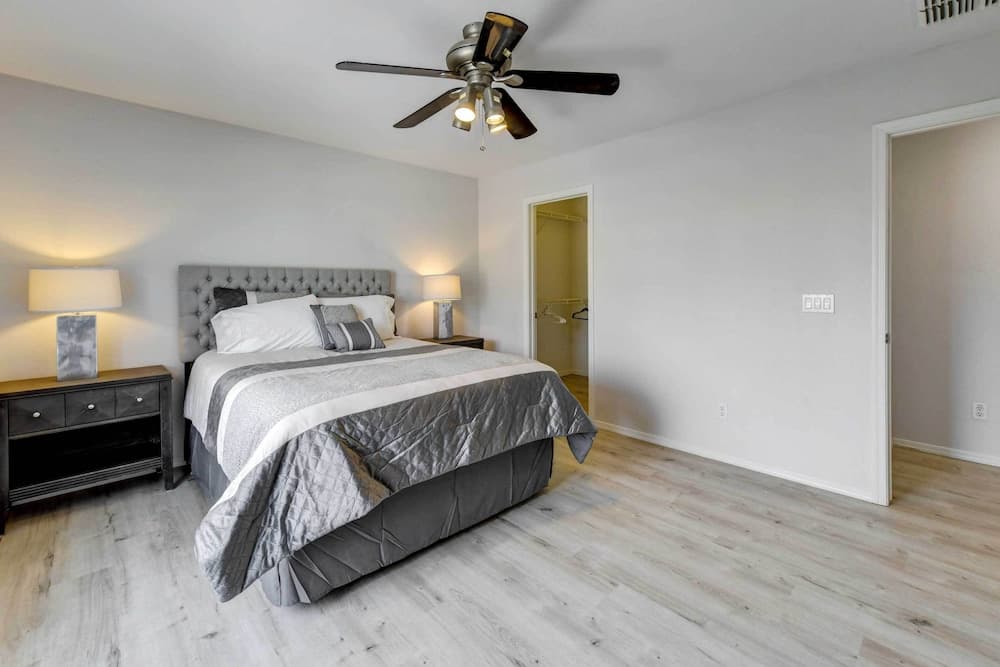 Putting Green, Pool & Spa: Home in Queen Creek!