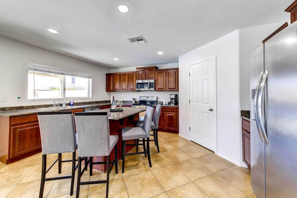 Putting Green, Pool & Spa: Home in Queen Creek!