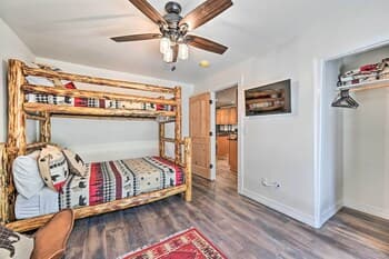 Cozy Williams Cabin w/ Deck: 9 Mi to Route 66