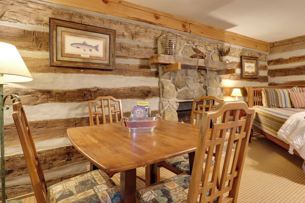 Fire Pit & Deck! Cozy Smoky Mtn Retreat on River