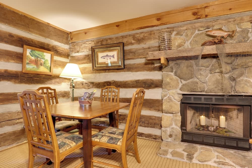 Fire Pit & Deck! Cozy Smoky Mtn Retreat on River