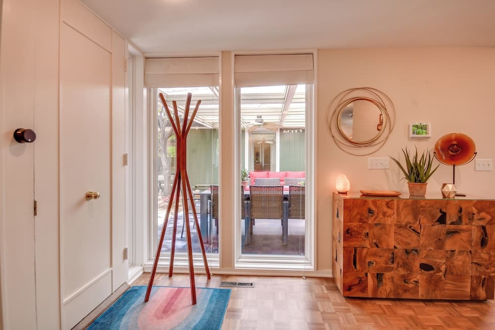 Mid-century Modern Home w/ Fire Pit & Gas Grill!