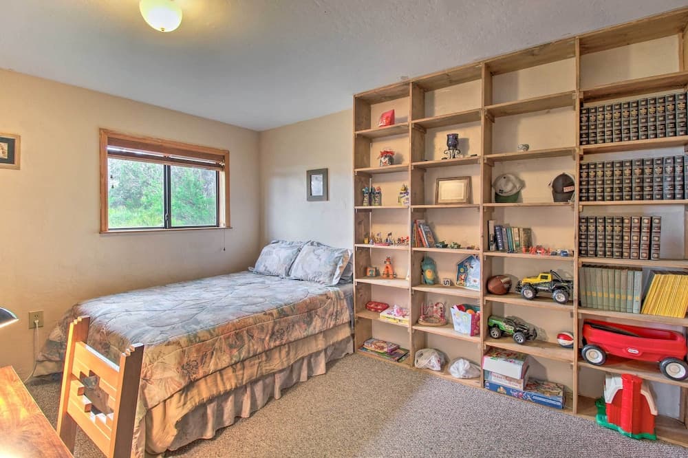 Peaceful Ranch Cabin, 3 Mi to Becker Lake!