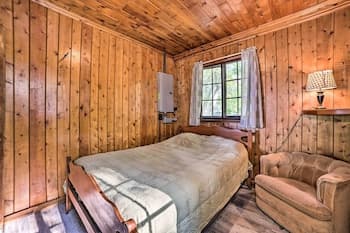 Cabin Situated on the Bank of Houghton Lake!